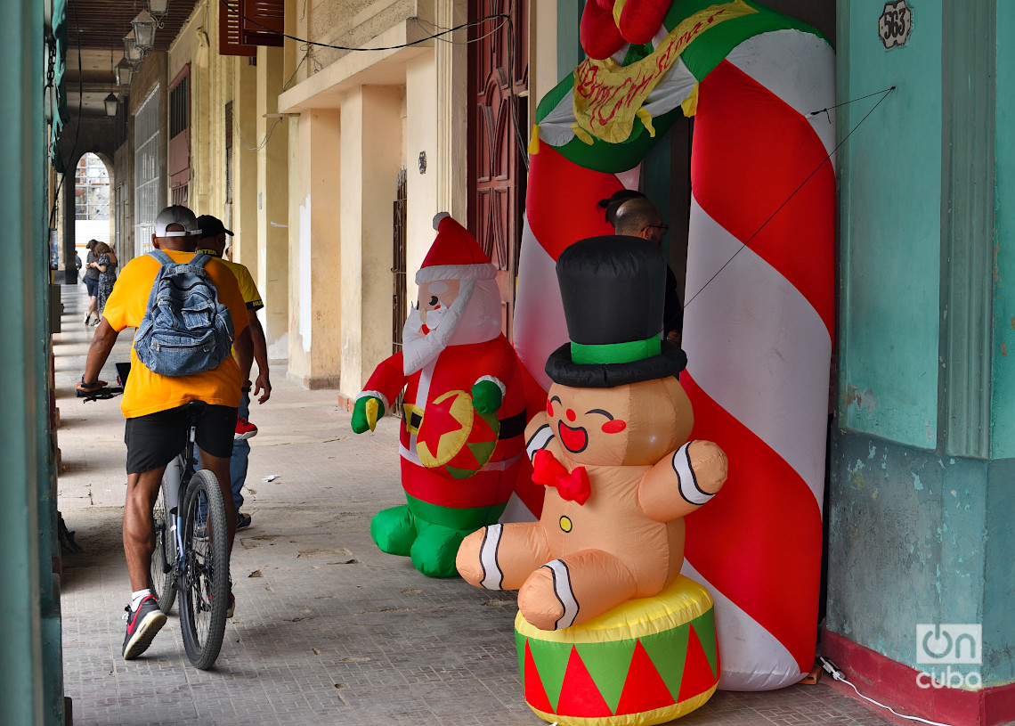 Adornos navideños en La Habana. Foto: Otmaro Rodríguez.