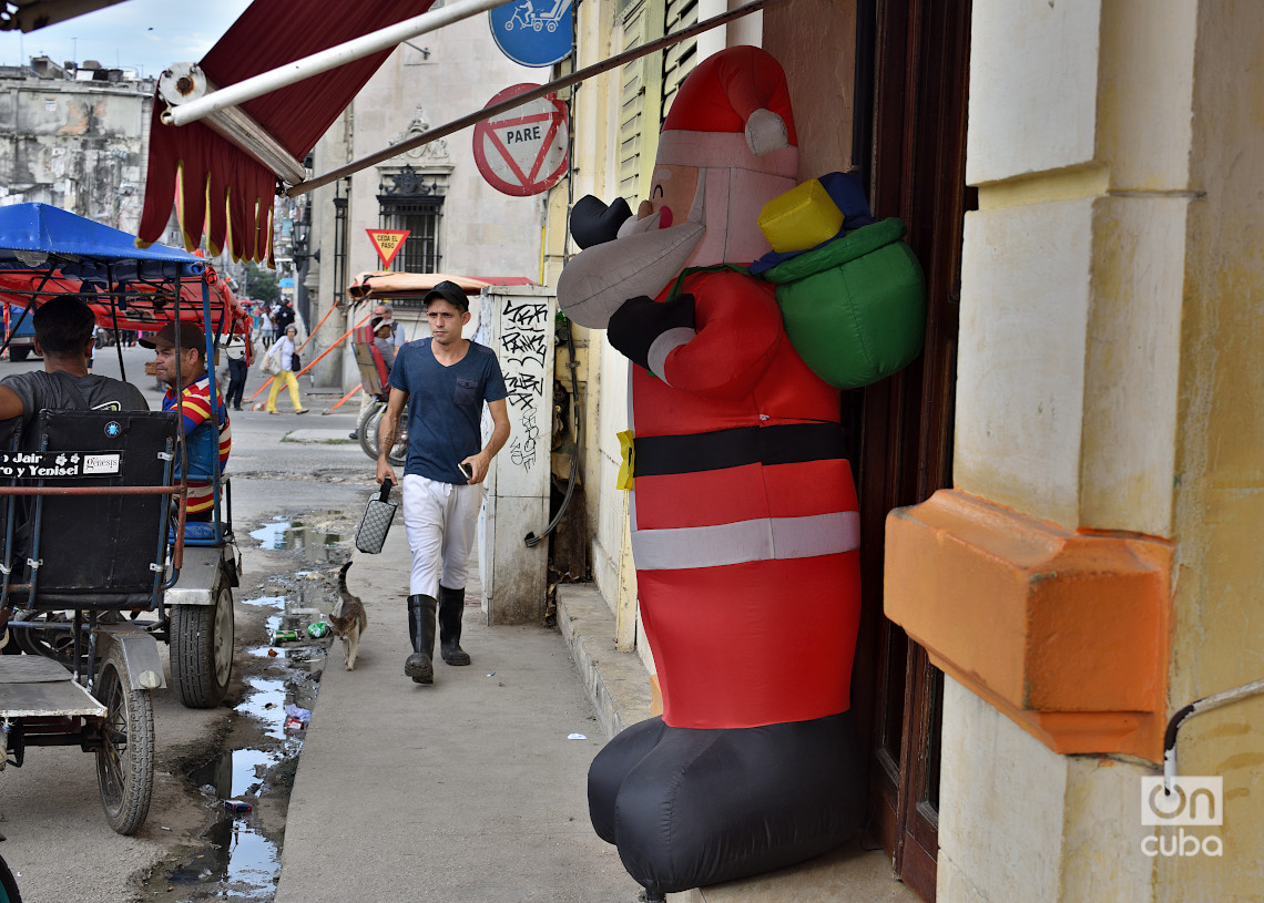 Adornos navideños en La Habana. Foto: Otmaro Rodríguez.