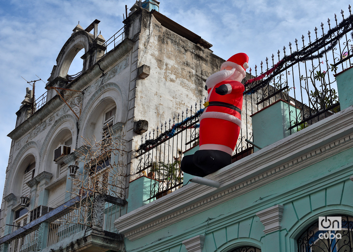 Adornos navideños en La Habana. Foto: Otmaro Rodríguez.