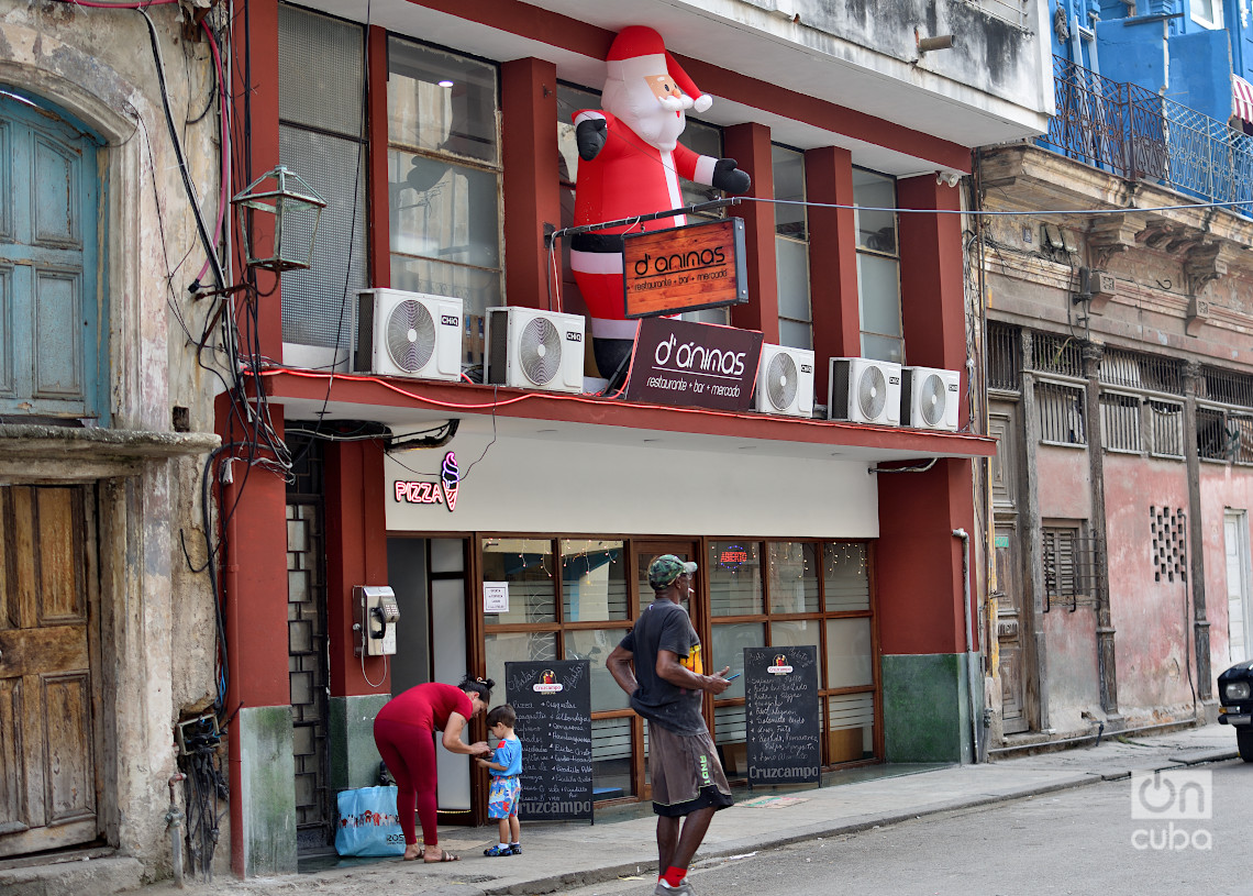 Adornos navideños en La Habana. Foto: Otmaro Rodríguez.