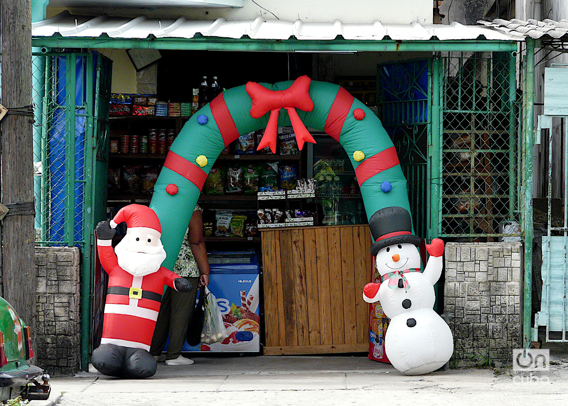 Adornos navideños en un negocio privado en La Habana. Foto: A.M.D.