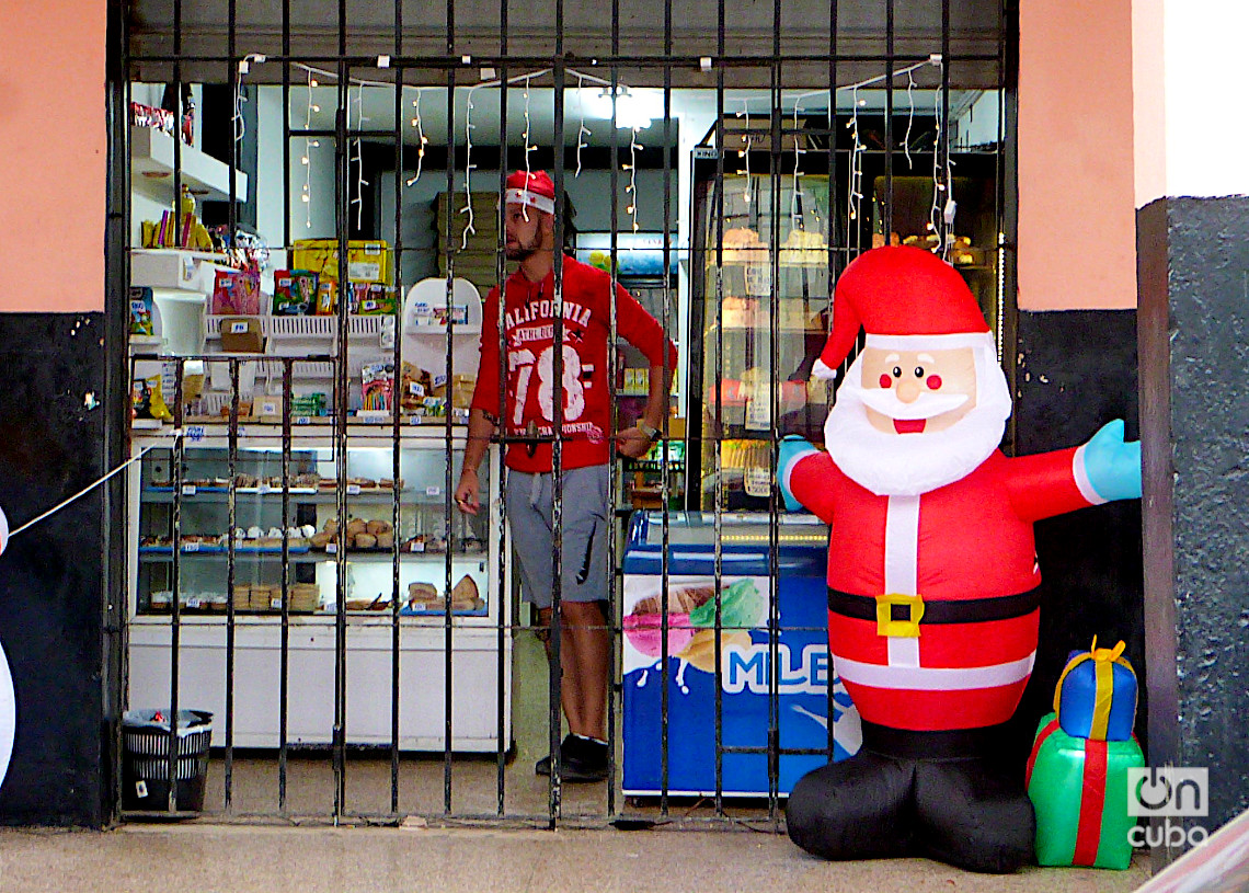 Adornos navideños en un negocio privado en La Habana. Foto: A.M.D.