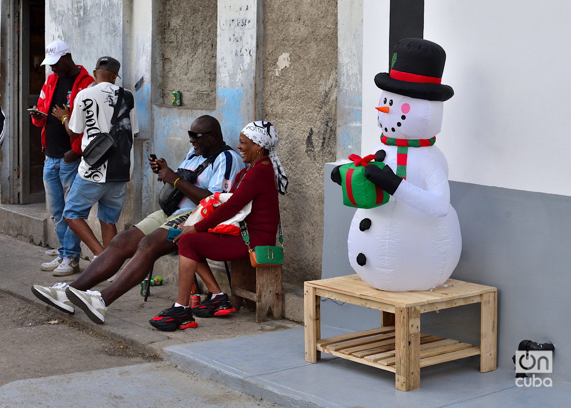 Un muñeco de nieve inflable en La Habana durante la temporada navideña de 2024. Foto: Otmaro Rodríguez.