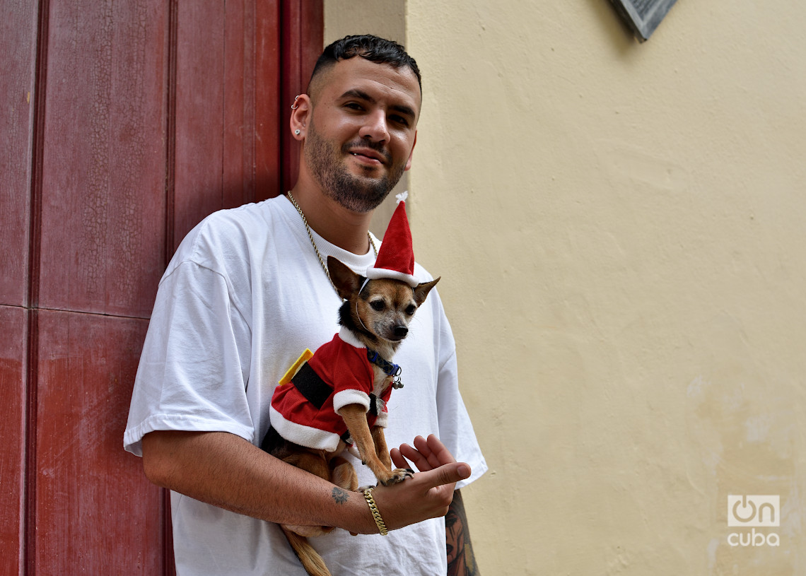 Un habanero y su perro disfrazado durante la temporada navideña de 2024. Foto: Otmaro Rodríguez.