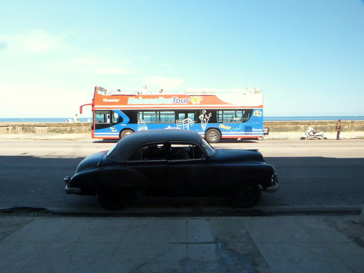 Los buses turísticos se pasean semivacíos por La Habana. Foto. AMD