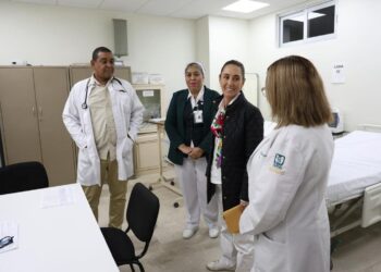 Presidenta Claudia Sheinbaum intercambia con médicos cubanos en Sonora. Foto: Embajada de Cuba en México/ Facebook.