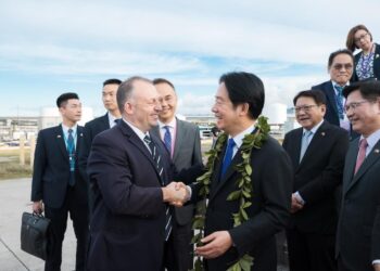 El presidente de Taiwán, Lai-Ching-te, es recibido por el gobenador de Hawái, Josh Green. Foto.  EFE/EPA/LIU SHU FU..