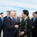 El presidente de Taiwán, Lai-Ching-te, es recibido por el gobenador de Hawái, Josh Green. Foto.  EFE/EPA/LIU SHU FU..