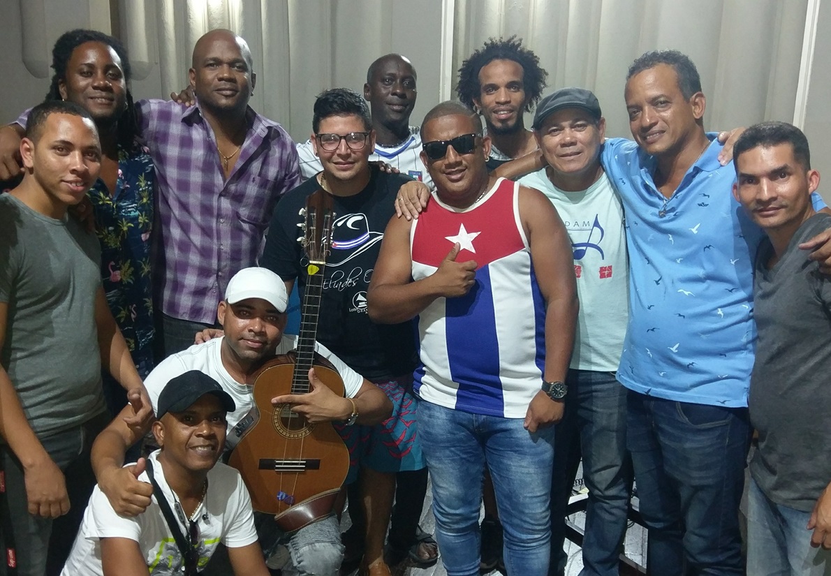 Alden González (3-i, de pie), junto a músicos del grupo Azabache, durante la grabación del disco "Rodando por el mundo", en la Sala Dolores de Santiago de Cuba. Foto: Cortesía de Alden González.