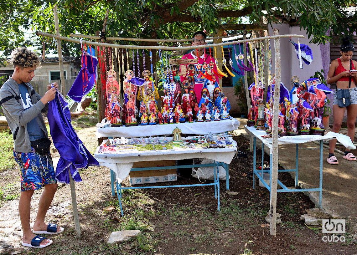 Punto de venta en El Rincón, durante la peregrinación al Santuario Nacional de San Lázaro, en La Habana. Foto: Otmaro Rodríguez.