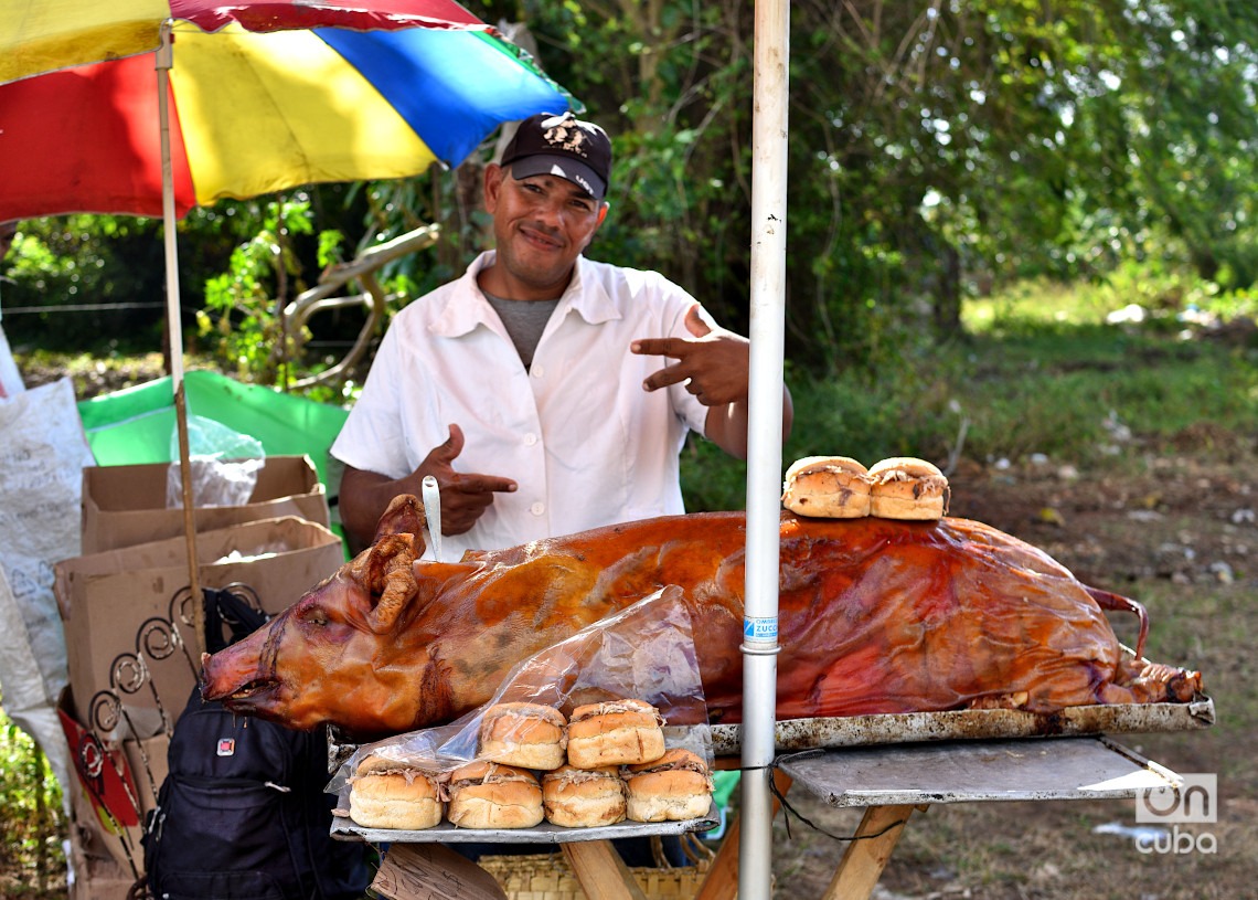 Punto de venta en El Rincón, durante la peregrinación al Santuario Nacional de San Lázaro, en La Habana. Foto: Otmaro Rodríguez.