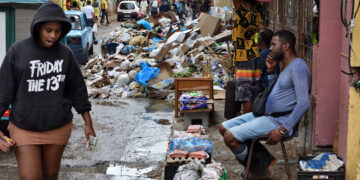 Vendedor particular muy cerca de un vertedero de basura en La Habana, el último fin de semana de 2024. Foto: Otmaro Rodríguez.