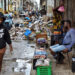 Vendedor particular muy cerca de un vertedero de basura en La Habana, el último fin de semana de 2024. Foto: Otmaro Rodríguez.