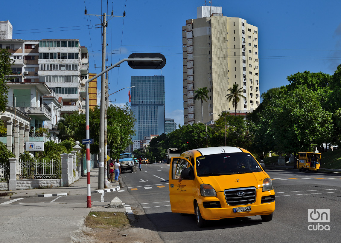 Vista de la Torre K desde la calle 23, en el Vedado, La Habana. Foto: Otmaro Rodríguez.