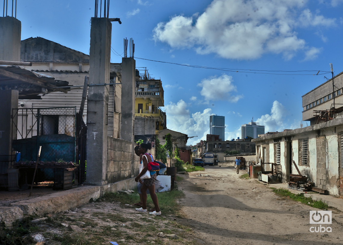 Vista de la Torre K desde la calle Belascoaín, en La Habana. Foto: Otmaro Rodríguez.