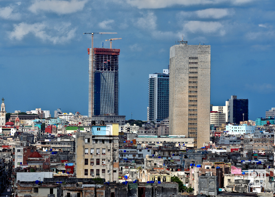 Vista de la construcción de la Torre K desde el Hotel Parque Central en La Habana. Por delante, los edificios del hospital Hermanos Ameijeiras y el hotel Habana Libre. Foto: Otmaro Rodríguez.