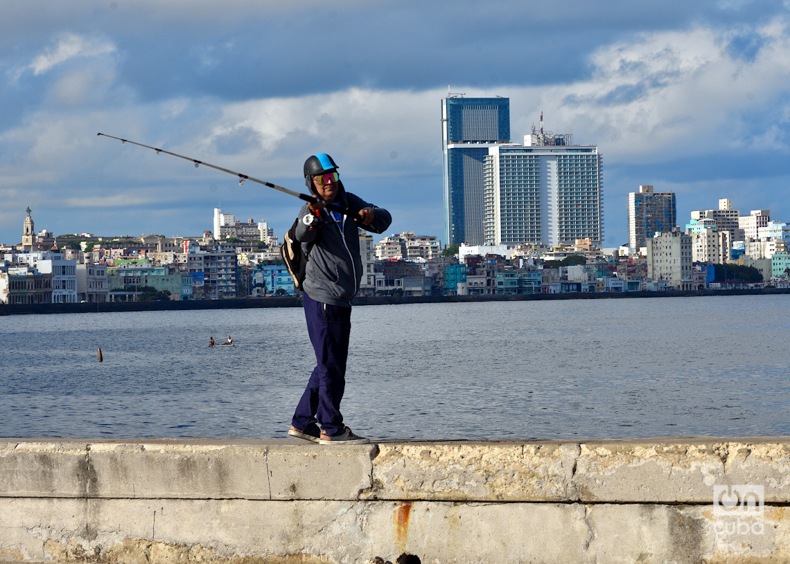 Vista de la Torre K desde La Punta, en el Malecón habanero. Delante, el hotel Habana Libre. Foto: Otmaro Rodríguez.