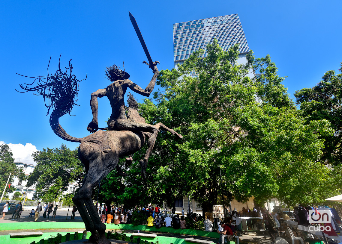 Vista de la Torre K desde el parque El Quijote, en el Vedado, La Habana. Foto: Otmaro Rodríguez.