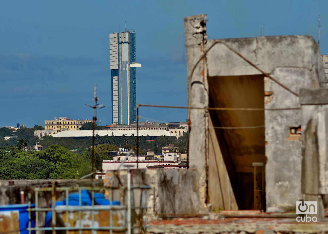 Vista de la Torre K desde la Víbora, en La Habana. Foto: Otmaro Rodríguez.