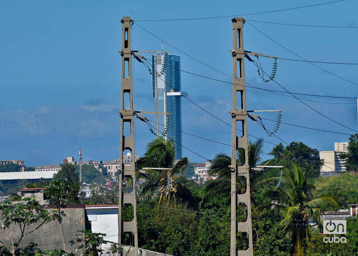 Vista de la Torre K desde Vía Blanca en Luyanó. La Habana. Foto: Otmaro Rodríguez.