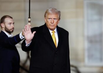 El presidente electo de Estados Unidos, Donald Trump, a su salida del Palacio del Elíseo en París. Foto:  EFE/EPA/Mohammed Badra.