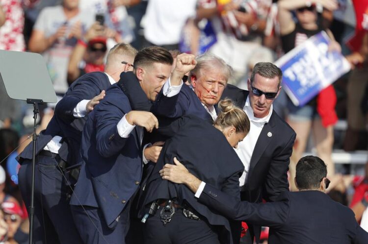 Los servicios de seguridad evacúan a Trump, tras resultar herido por una bala en la oreja derecha durante un mitin en Pensilvania  elpasado 13 de julio. Foto: EFE/David Maxwell.