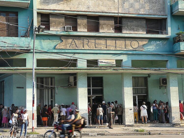 Sucursal del Banco Metropolitano de Infanta y Manglar, en La Habana. Foto: AMD.