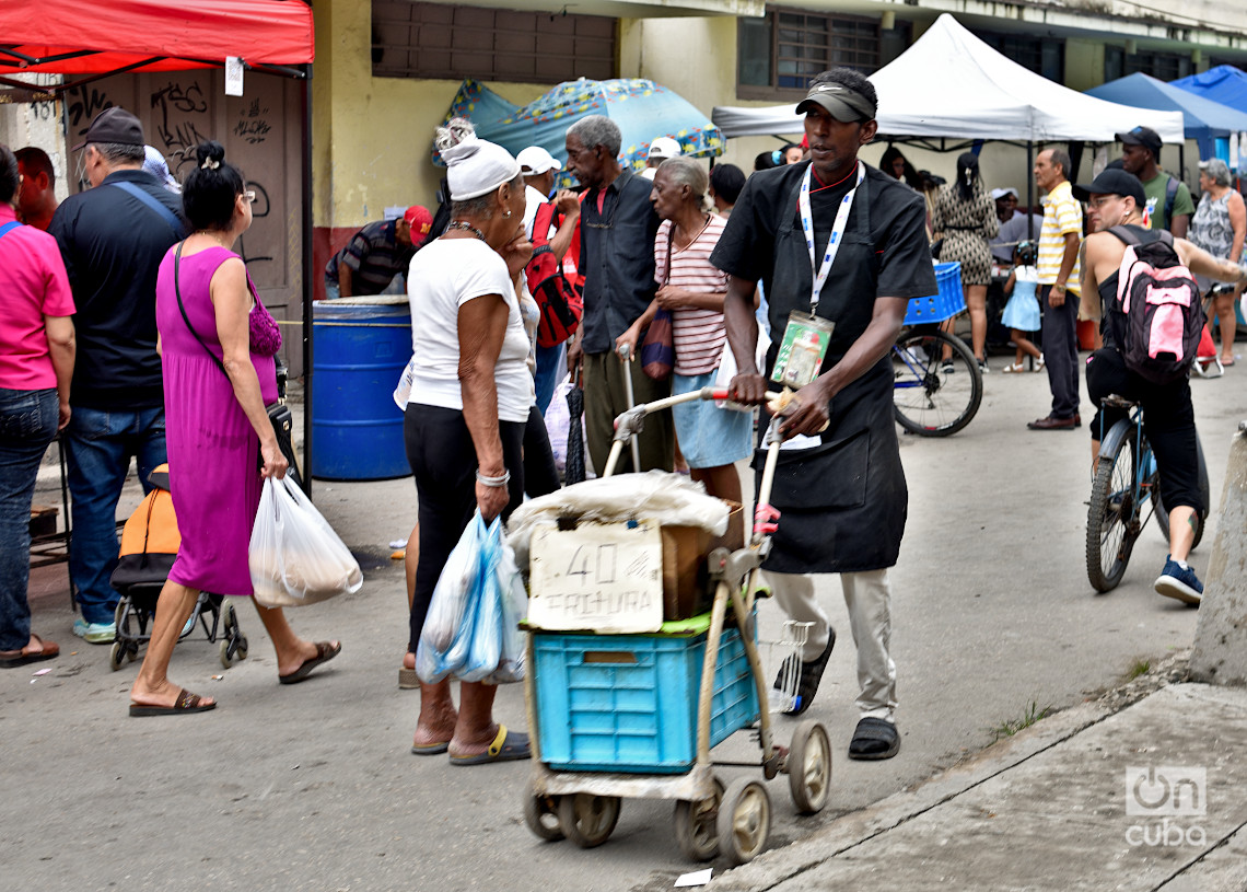 Vendedor de frituras en una feria en La Habana, el último fin de semana de 2024. Foto: Otmaro Rodríguez.