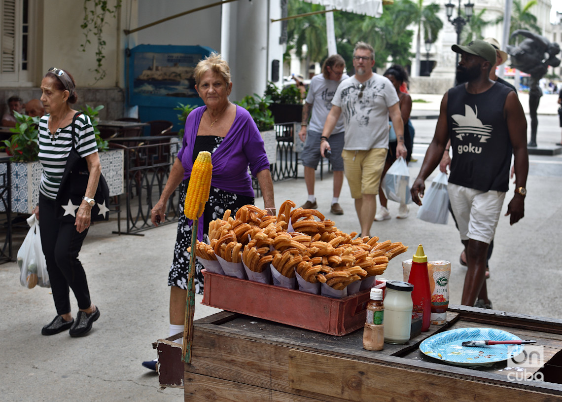 Puesto de venta de churros en La Habana, el último fin de semana de 2024. Foto: Otmaro Rodríguez. 