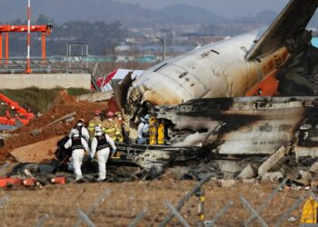 Un avión de pasajeros que transportaba a 181 personas estalló en llamas después de salirse de la pista en un aeropuerto en el condado de Muan, en el suroeste de Corea del Sur. Foto: EFE/EPA/HAN MYUNG-GU.