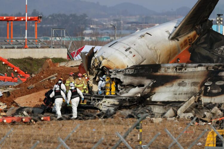 Un avión de pasajeros que transportaba a 181 personas estalló en llamas después de salirse de la pista en un aeropuerto en el condado de Muan, en el suroeste de Corea del Sur. Foto: EFE/EPA/HAN MYUNG-GU.