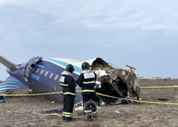 Miembros de los servicios de emergencias trabajan en el rescate de pasajeros de un avión que se estrelló cuando cubría la ruta entre la capital azerbaiyana, Bakú, y la ciudad rusa de Grozni, el 25 de diciembre de 2024. Foto: Emergencias de Kazajistán / EFE.