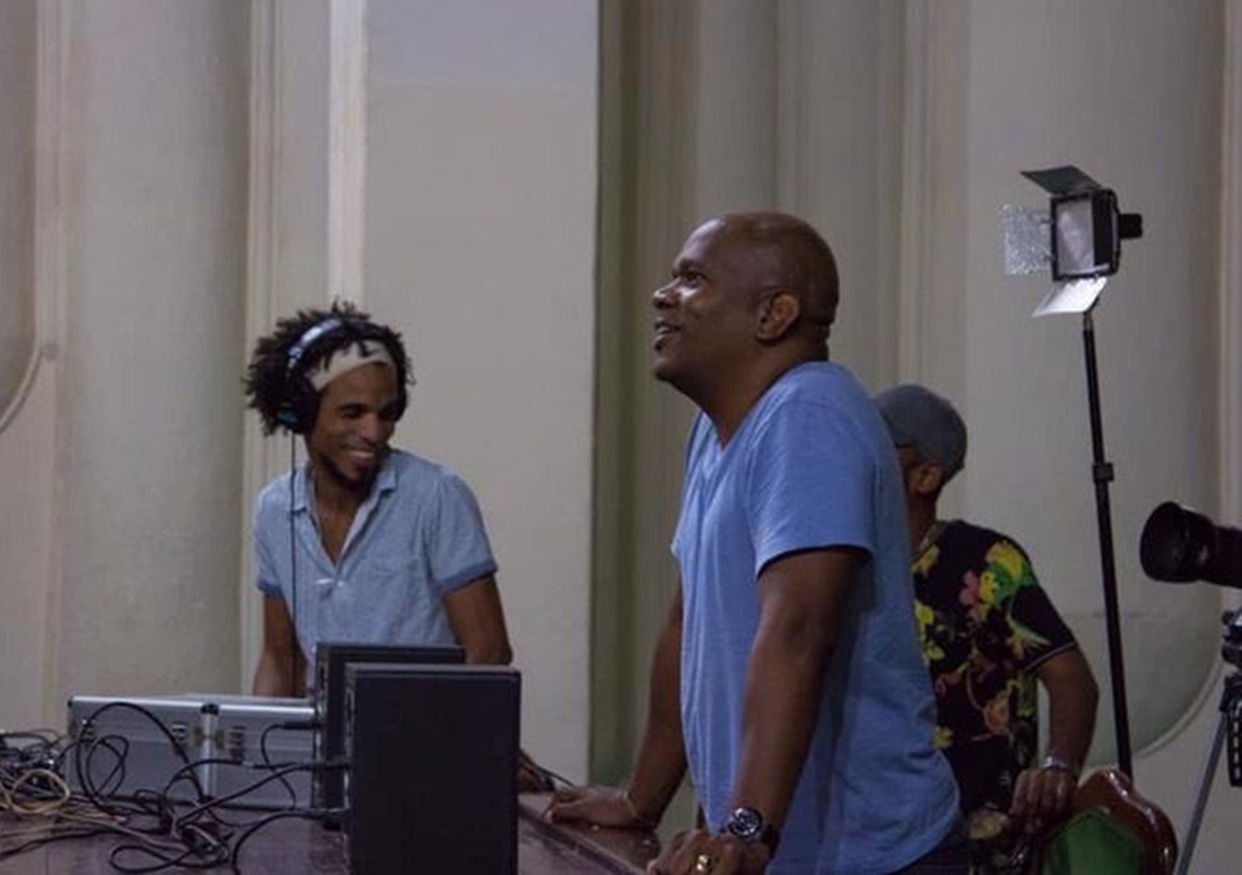 Alden González (c) durante la grabación del disco "Rodando por el mundo", en la Sala Dolores de Santiago de Cuba. Foto: Cortesía de Alden González.