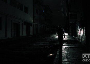 Una persona camina por una calle durante un apagón nocturno en La Habana. Foto: Alejandro Ernesto / Archivo.