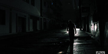 Una persona camina por una calle durante un apagón nocturno en La Habana. Foto: Alejandro Ernesto / Archivo.