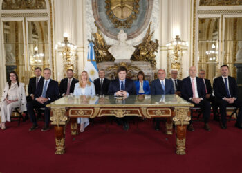 Milei y los integrantes de su gabinete este martes, en Buenos Aires. Foto:  Presidencia de Argentina/EFE.