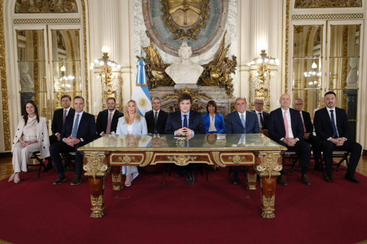 Milei y los integrantes de su gabinete este martes, en Buenos Aires. Foto:  Presidencia de Argentina/EFE.