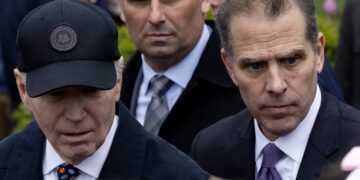 El presidente estadounidense Joe Biden (izq) y su hijo Hunter Biden (der), durante una actividad en la Casa Blanca en abril de 2024. Foto: Michael Reynolds / POOL / EFE / Archivo.