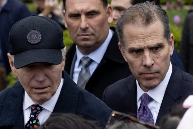 El presidente estadounidense Joe Biden (izq) y su hijo Hunter Biden (der), durante una actividad en la Casa Blanca en abril de 2024. Foto: Michael Reynolds / POOL / EFE / Archivo.