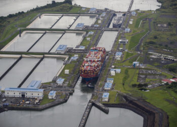 Un buque portacontenedores transitando por las esclusas de Cocolí en el Canal de Panamá en Ciudad de Panamá, en 2023. Foto: Bienvenido Velasco/EFE.