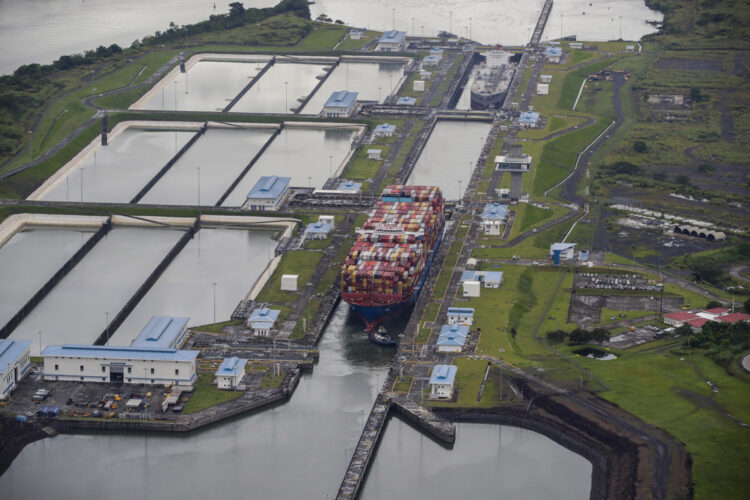 Un buque portacontenedores transitando por las esclusas de Cocolí en el Canal de Panamá en Ciudad de Panamá, en 2023. Foto: Bienvenido Velasco/EFE.