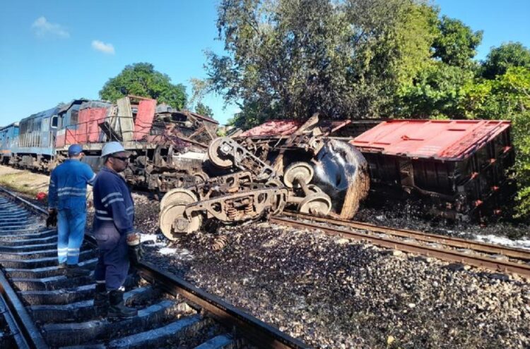 Accidente ferroviario en Cabaiguán provoca derrame de petróleo. Foto: Escambray.