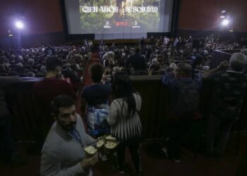 Interior del cine Yara durante la primicia de la serie Cien años de soledad. Foto: AP.