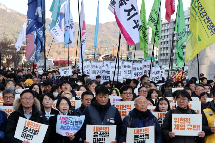 Manifestantes piden la destitución y el juicio político del presidente surcoreano, Yoon Suk-yeol. Foto: HAN MYUNG-GU/EFE/EPA