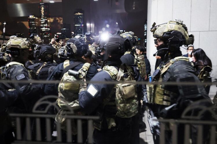 Soldados se preparan para entrar en el salón principal de la Asamblea Nacional en Seúl tras la declaración de ley marcial del Presidente Yoon Suk Yeol. Foto: YONHAP/EFE/EPA.