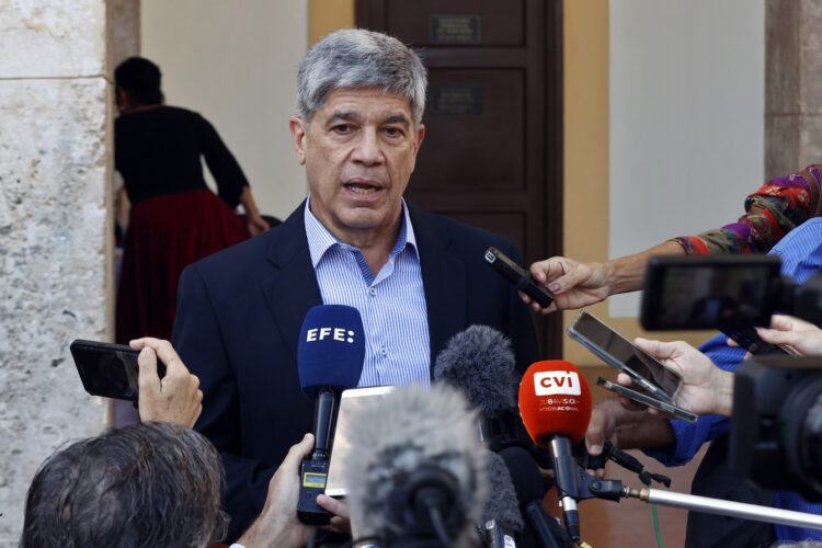 El viceministro cubano de Relaciones Exteriores, Carlos Fernández de Cossío, habla con periodistas este martes, en La Habana. Foto:  Ernesto Mastrascusa/EFE.