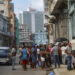 Personas hacen cola en La Habana para comprar alimentos. Foto: Yander Zamora / EFE / Archivo.