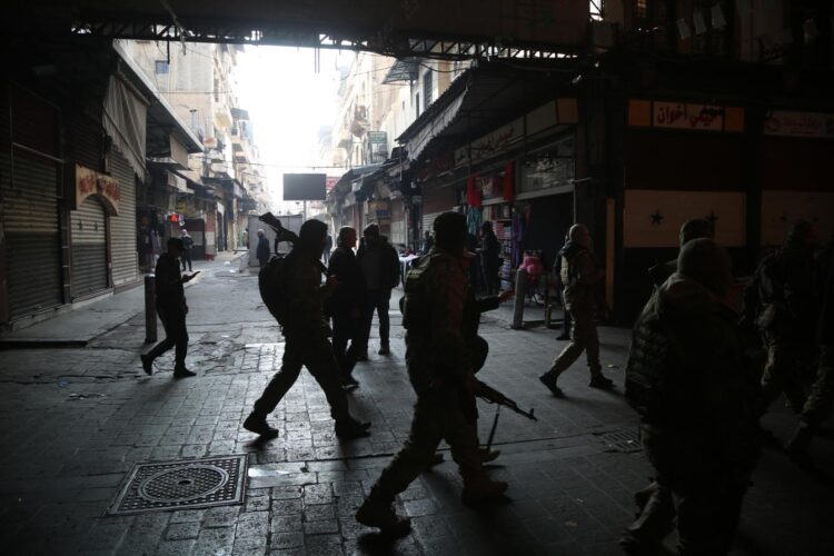 Rebeldes armados transitan un mercado de Damasco, este lunes 9 de diciembre. Foto: BILAL ALHAMMOUD/EFE/EPA.