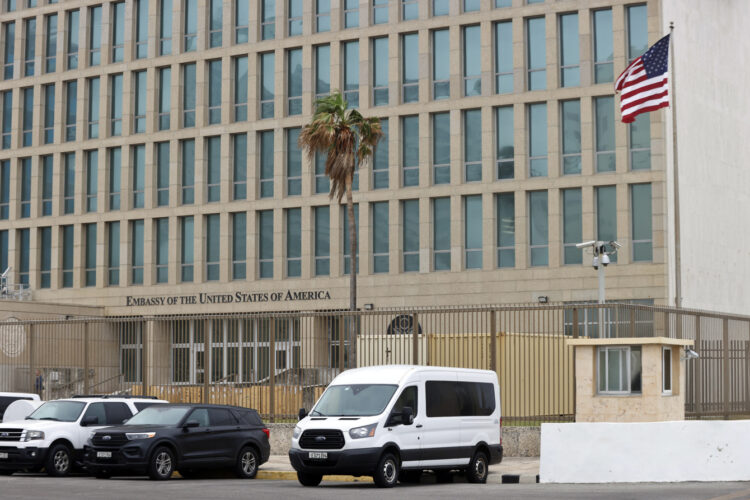 Embajada de los Estados Unidos en La Habana. Foto:  Ernesto Mastrascusa/EFE.