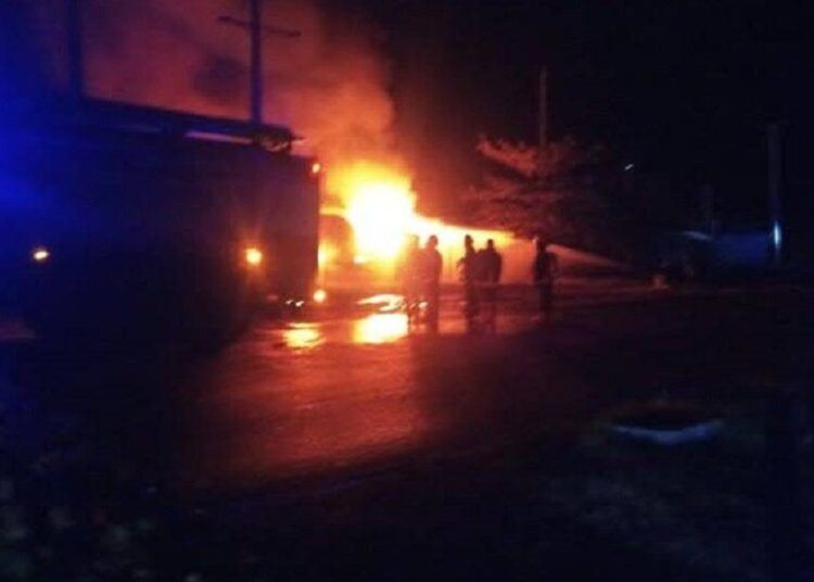 Incendio provocado por una explosión de grandes proporciones la planta de asfalto de Sancti Spíritus. Foto: Escambray.